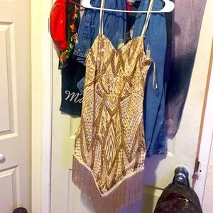 It’s a pretty dress And looks really good in good condition